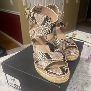 Banana republic size 6 1/2 sandals.